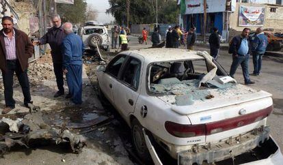 Veh&iacute;culos destrozados tras una de las explosiones en Bagdad.