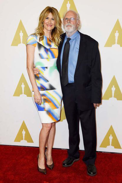 Laura Dern, nominada a Mejor Actriz de Reparto por Alma Salvaje, posó en el photocall junto a su padre, Bruce Dern.