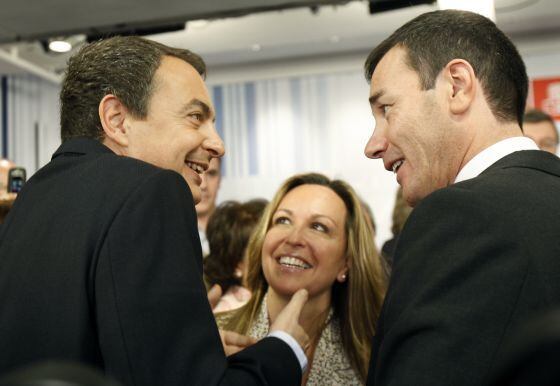 Rodríguez Zapatero (izquierda) junto a Trinidad Jiménez y Tomás Gómez en la presentación de la candidatura del PSOE por Madrid en 2008.