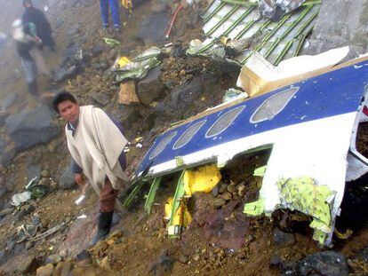 Varios residentes de Cumbal (Colombia) observan los restos del avi&oacute;n Tame 727-100 que se estrell&oacute; con 92 pasajeros a bordo en las faldas de un volc&aacute;n en 2002.