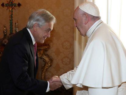 Sebastián Piñera y el Papa en el Vaticano, hoy sábado.
