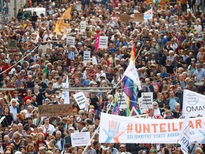 Imagen de la manifestación contra el antisemitismo y el racismo a su paso por el centro de Berlín el domingo. 