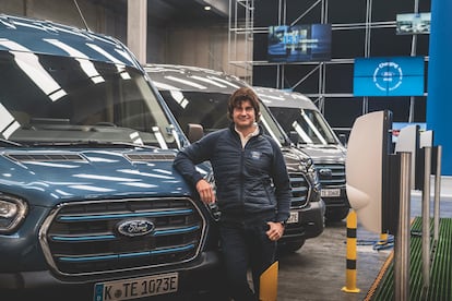 Ted Cannis, CEO de Ford Pro, este martes en Barcelona junto a una E-Transit.