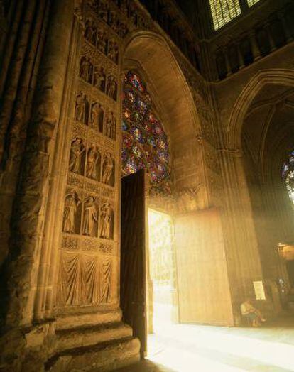 El interior de la catedral de Reims (Francia).
