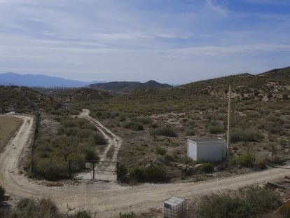 Una de las parcelas afectadas por la contaminación radiactiva en Palomares, dentro del término municipal de Cuevas de Almanzora (Almería), el domingo.