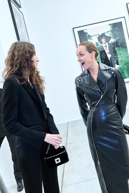 Las modelos Anna Cleveland y Amber Valletta (derecha) charlan animadamente en un momento de la noche. Muchas de las presentes en la inauguración de anoche han sido modelos del retratista neoyorquino de 68 años, un hombre reservado e incluso hermético, alérgico a las entrevistas.