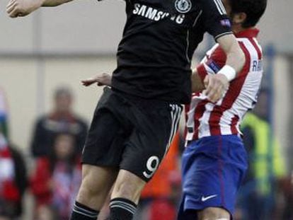 Fernando Torres salta a por el balón con Raúl García.