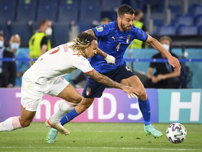 Leonardo Spinazzola supera al suizo Kevin Mbabu.