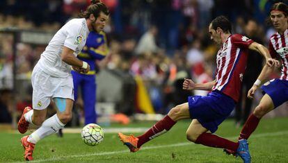 Bale encara a Godín en el partido de este domingo.