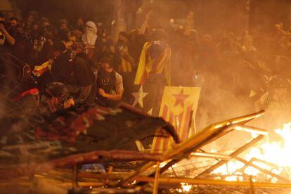 Los incidentes de la noche del viernes y madrugada del sábado han sido los más violentos de esta semana, en la que se han producido protestas durante cinco días consecutivos. En la imagen, una de las barricadas a las que se ha prendido fuego en las calles del centro de Barcelona.