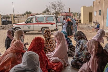 Un grupo de mujeres embarazadas esperan su turno en la consulta ginecológica del centro de salud de Guerou, Mauritania, mientras una ambulancia transporta a la joven Mint durante su labor de parto.