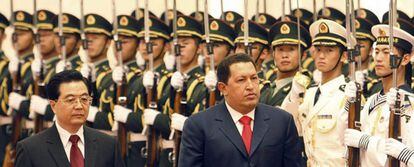 El presidente de China, Hu Jitao, recibe a su homólogo venezolano, Hugo Chávez, en Pekín