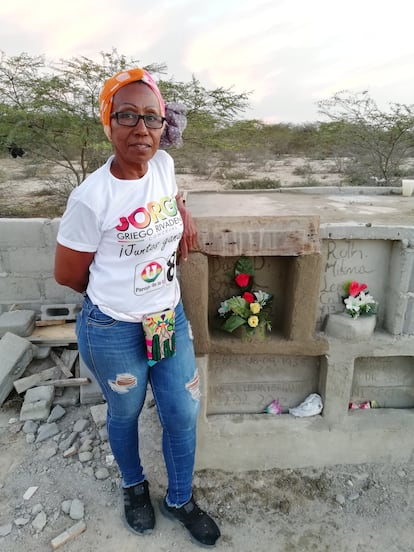 Sonia Bermúdez Robles, junto a una de las bóvedas del cementerio 'Gente como uno'.