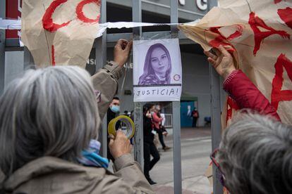 Dos mujeres colocan una fotografía de la periodista Francisca Sandoval afuera del Hospital de Urgencias y Asistencia Pública, en Santiago, el 12 de mayo de 2022.