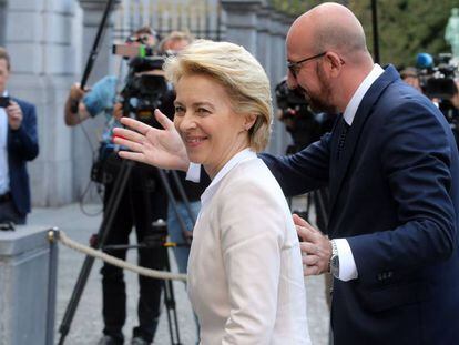 La candidata a presidir la Comisión Europea, Ursula Von der Leyen, con el presidente del Consejo Europeo, Charles Michel, en Bruselas este lunes.