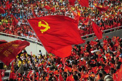 Miles de personas ondean banderas del Partido Comunista chino ayer en Chongquing, al sudoeste.