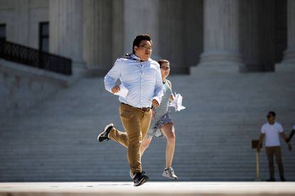 Asistentes corren en el exterior del Supremo tras las decisiones del jueves.