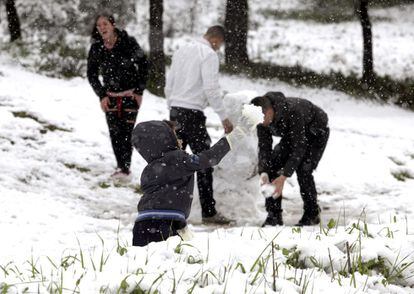 Varias personas disfrutan de la nieve en el parque de los Villares de Córdoba que presentaba este aspecto debido al temporal de nieve que afecta a gran parte de la península. En Andalucía, las provincias de Almería, Cádiz, Granada y Sevilla están en alerta naranja por nevadas, según ha informado la Agencia Estatal de Meteorología.