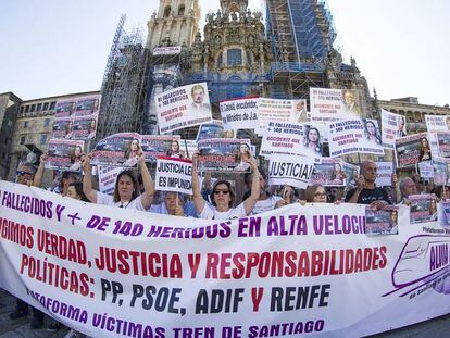Concentración, en julio pasado en Santiago de Compostela, de familiares de víctimas del accidente del Alvia.
