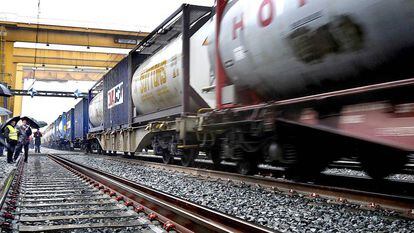 Tren de mercanc&iacute;as en la estaci&oacute;n de Morrot (Puerto de Barcelona).