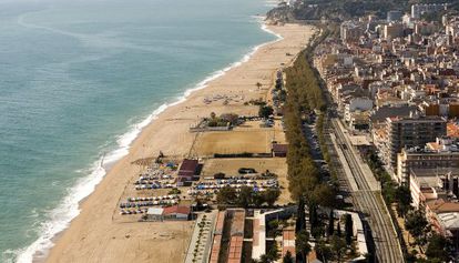 Construcciones en la playa de Calella de Mar, Barcelona.  