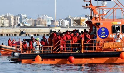 Una embarcación de Salvamento Marítimo llega al puerto de Almería tras un rescate de migrantes en el mar de Alborán, en diciembre.