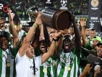 Los jugadores del Atlético Nacional celebran con la copa