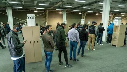 Ciudadanos hacen fila para votar en Corferias, en Bogotá (Colombia), el 29 de mayo.
