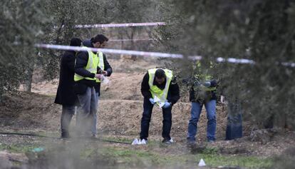 Agents de la policia al lloc dels assassinats.