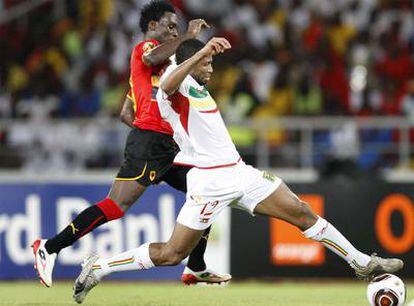 Chara, de Angola, presiona a Keita durante un partido de la Copa de África.