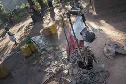Todos los días Sofía, una mujer de 22 años de Ngandanjika, se despierta temprano y va a un pozo privado de agua del que extrae, con un gran esfuerzo, el agua que necesita para todo el día. Lo carga en su cabeza hasta su casa donde lo usará para lavar la ropa, fregar los platos, bañar a su bebé, a sus otros dos hijos más mayores, para cocinar y beber (las cinco personas de la familia). 