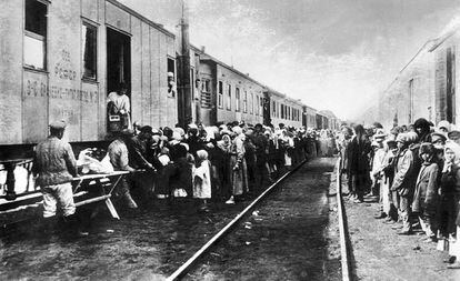 Un tren lleva suministros a los prisioneros y sus familias que van a los campos de trabajo de Siberia, a finales de la década de 1920.