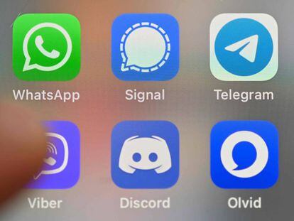 WhatsApp, Signal, Telegram y otras aplicaciones de mensajería en la pantalla de un móvil.