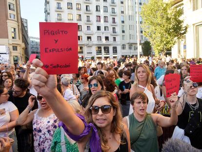 Participantes de la manifestación en contra del suceso ocurrido entre Jennifer Hermoso y Rubiales, este lunes en el centro de Madrid.