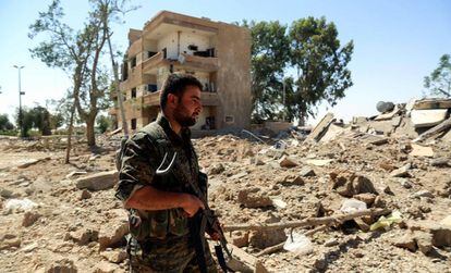Un miliciano de las Fuerzas Democr&aacute;ticas Sirias, en el frente de Raqa.