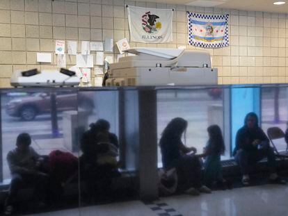 Migrantes de Venezuela se refugian en la estación del departamento de Policía de Chicago, EE. UU.