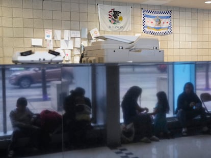 Migrantes de Venezuela se refugian en la estación del departamento de Policía de Chicago, EE. UU.