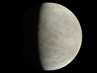 Imagen de la luna Europa tomada por la sonda Juno durante su sobrevuelo del 29 de septiembre.