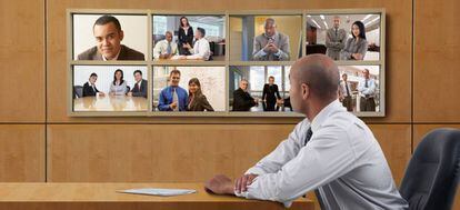 Diferentes personas participan en una videoconferencia.
