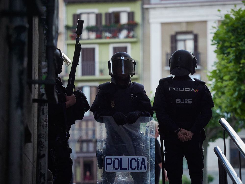 Interior Ordena A Los Policias Desinfectar El Arma Y La Porra Despues De Cada Uso Espana El Pais