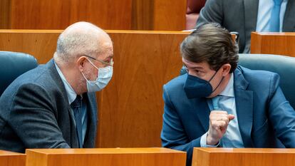 El vicepresidente de la Junta de Castilla y León, Francisco Igea (izquierda), conversa con el presidente, Alfonso Fernandez Mañueco, durante un pleno de las Cortes, este miércoles.