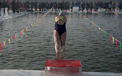Una mujer, durante una competici&oacute;n de nataci&oacute;n en Harbin (China). 