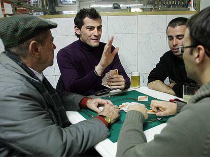 Iker Casillas, echando una partida de mus, el pasado jueves, en un bar del barrio madrileño de Carabanchel.