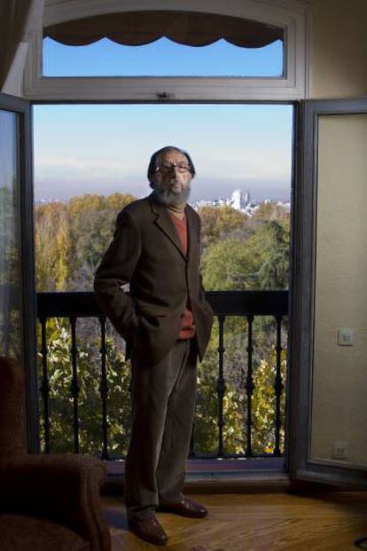 El escritor Juan Eduardo Zúñiga, en su casa de Madrid, en 2010.