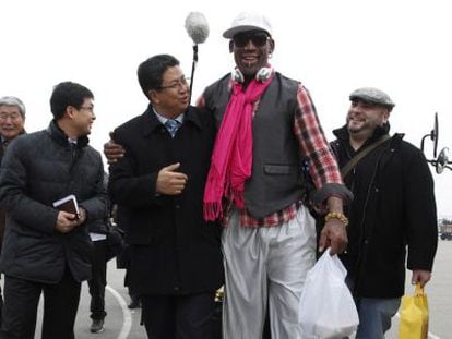 Rodman llega a Pyongyang para jugar un partido de exhibición por el cumpleaños de Kim Jong-un.