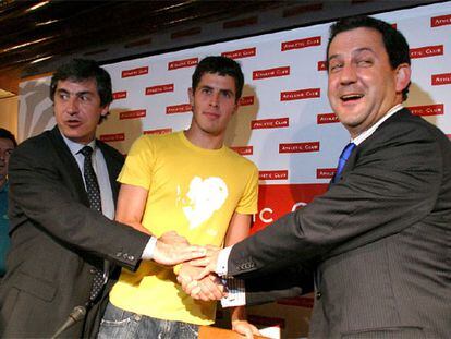 Txema Noriega, director de Lezama, Del Horno y Fernando Lamikiz, presidente del Athletic, ayer en el club.