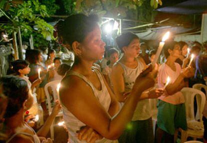 Familiares y vecinos del conductor filipino participaron ayer en una vigilia para pedir su liberación.