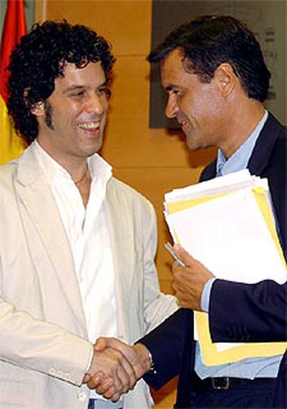 El ministro Juan Fernando López Aguilar (derecha) y Pedro Zerolo.