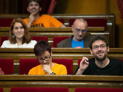 En segunda fila, Jessica Albiach; en la primera, a la derecha, Albano Dante Fachin, diputados de Catalunya si que es pot.