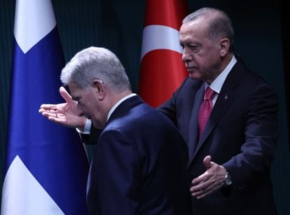 El presidente turco, Recep Tayyip Erdogan, y su homólogo finlandés, Sauli Niinistö (izquierda), durante la comparecencia conjunta de este viernes en Ankara.